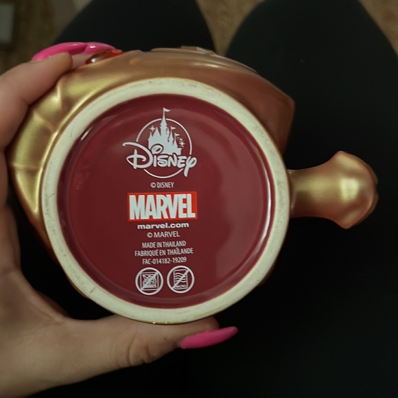 Marvel Gold Infinity Gauntlet Mug - Picture 7 of 7
